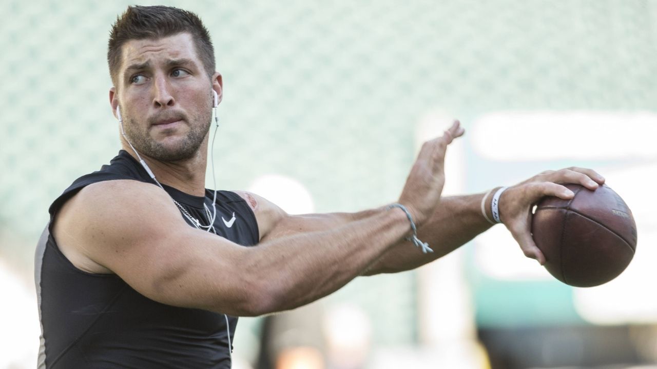 
                <strong>Tim Tebow (aktiv: 2010-2015) </strong><br>
                Die Karriere von Tim Tebow in der NFL war zwar nicht von langer Dauer, doch an diesen Namen erinnern sich die meisten NFL-Fans. Nach einer herausragenden College-Karriere schien es auch zu Beginn seiner NFL-Zeit zu funktionieren, als er die Denver Broncos bis in die Playoffs führte. Anschließend konnte er an seine Leistung nicht mehr anknüpfen und geriet nach und nach in den Hintergrund. Mittlerweile wechselte er den Sport und spielt im Farm-Team der New York Mets in der MLB. 
              