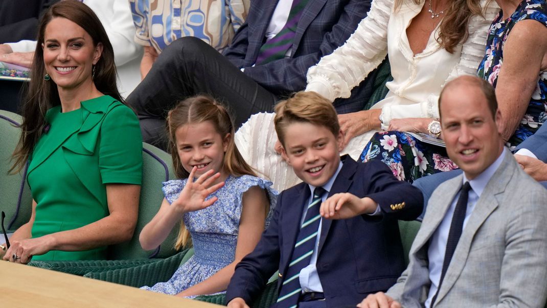 Eine KI zeigt Prinzessin Charlotte und Prinz George jetzt als Teenies. Hier bekommst du alle Infos dazu.&nbsp;