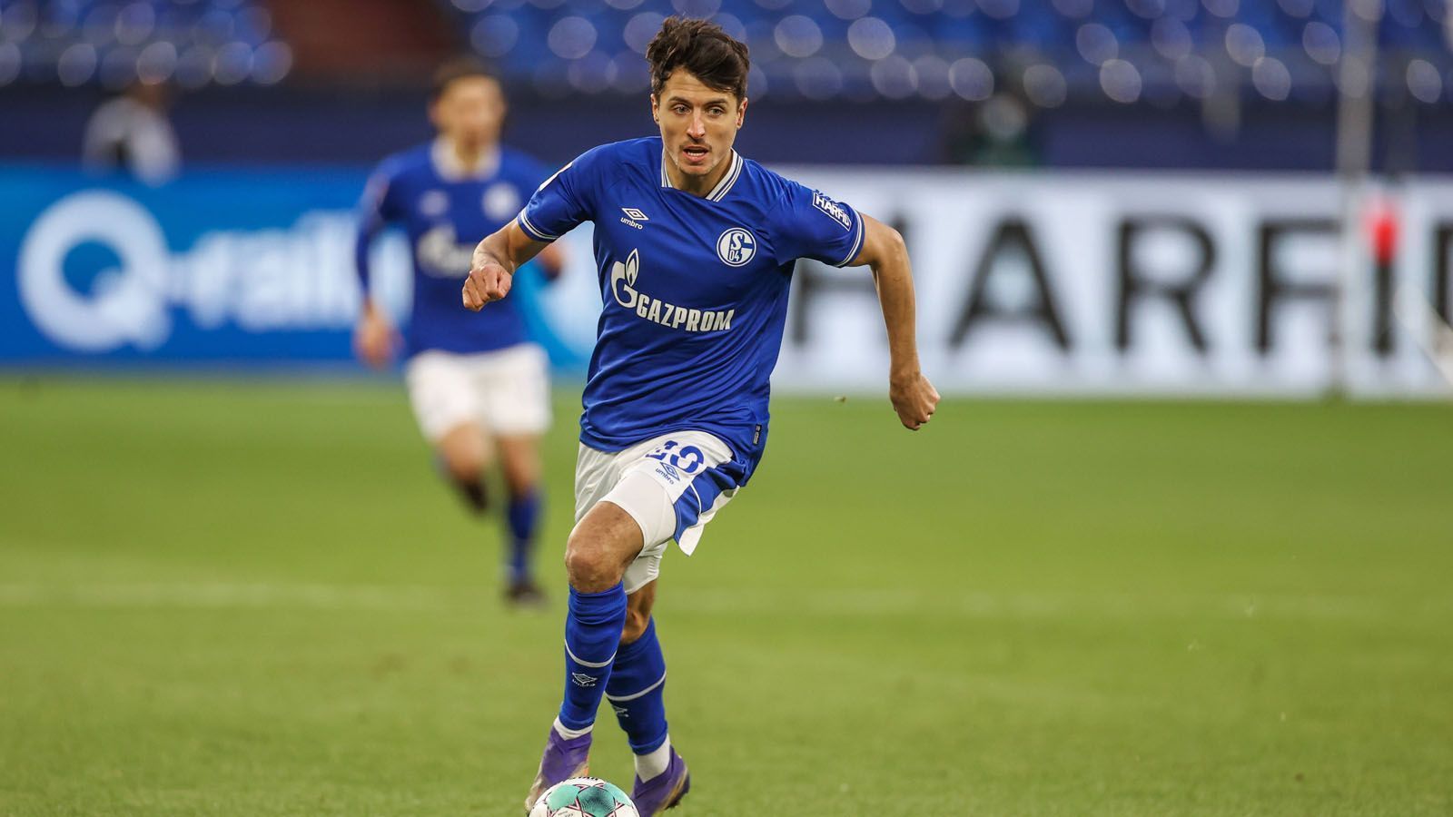 
                <strong>Schöpf sorgt für ersten Abschluss</strong><br>
                in der 18. Minute kommt auch mal Schalke zum Abschluss. Alessandro Schöpf zieht aus rund 25 Meter direkt ab. Immerhin mal ein Versuch.
              