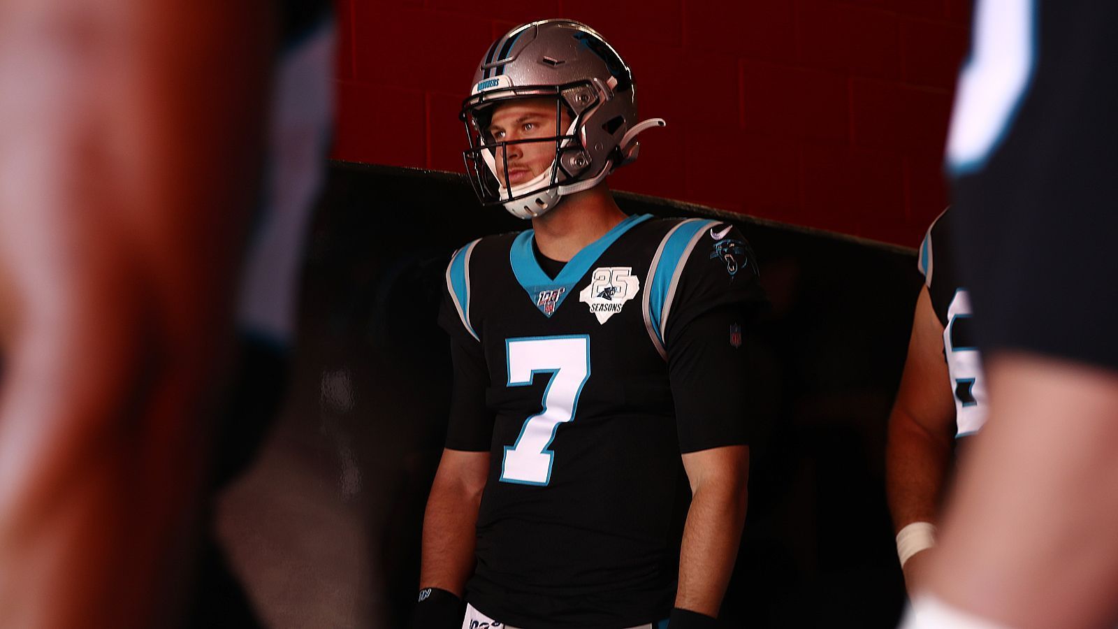 
                <strong>Verlierer: Kyle Allen</strong><br>
                Sein fünfter Einsatz als Starter in dieser Saison avancierte für Kyle Allen zu einer Lehrstunde. Vor dem 13:51 bei den San Francisco 49ers wies der Quarterback der Carolina Panthers eine Bilanz von sieben Touchdowns bei null Interceptions für vier Erfolge auf. Doch gegen den noch ungeschlagenen NFC-Rivalen ging der Senkrechtstarter unter. Drei Interceptions bei gerade einmal 158 Yards durch die Luft sind alles andere als ein Ruhmesblatt und dürften seinen Hoffnungen einen herben Dämpfer verliehen haben, das Team auch nach der Rückkehr von Cam Newton auf das Feld führen zu können. Gut für Allen: Head Coach Ron Rivera erklärte, dass sich "Super Cam" noch "mitten in seiner Rehaphase" befinde. Der Youngster bekommt also weitere Bewährungsproben.
              