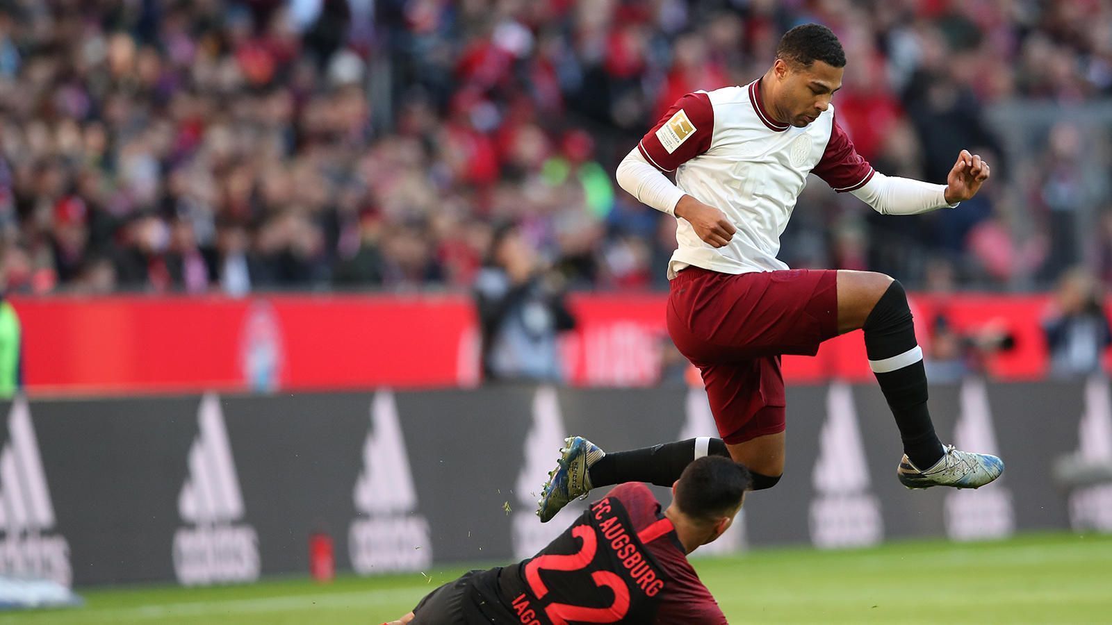 
                <strong>Serge Gnabry</strong><br>
                Läuft viel, hat aber auch nur wenige gute Szenen. Die beste: Seine Flanke auf Müller kurz vor der Halbzeit. Immerhin ein Lichtblick im Offensivspiel, weil er umtriebig und beweglich bleibt, hält aggressiv dagegen. Bleibt vor dem Tor fleißig, aber bei einigen guten Chancen glücklos. Legt das 2:0 sehenswert auf. ran-Note: 2
              