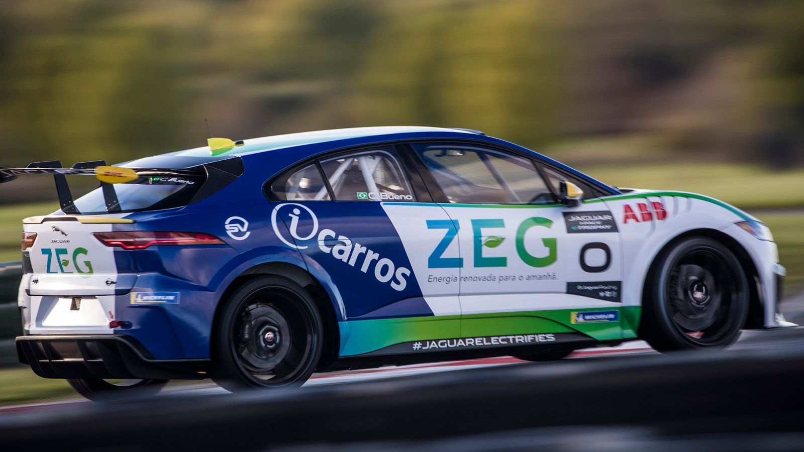 
                <strong>Jaguar I-PACE eTrophy: Das sind die Fahrer und Teams</strong><br>
                Sein Teamkollege bleibt Caca Bueno. Der 43-Jährige wurde in der Vorsaison Zweiter. "Es fühlt sich gut an, mit der Jaguar I-PACE eTrophy zurückzukehren", sagt Bueno. "Nach einem spannenden Saisonfinale freue ich mich auf die Rennen und die Herausforderung, der nächste Champion zu werden. Ich habe eine große Aufgabe vor mir, aber ich freue mich auf eine spannende Saison mit einem verbesserten Auto. Der Attack-Mode wird das Rennen zusätzlich befeuern." Beide starten wieder in der Pro-Kategorie, genauso wie das deutsche Team. (Was bedeutet Pro-Klasse? Hier erklären wir dir die Regeln.)
              