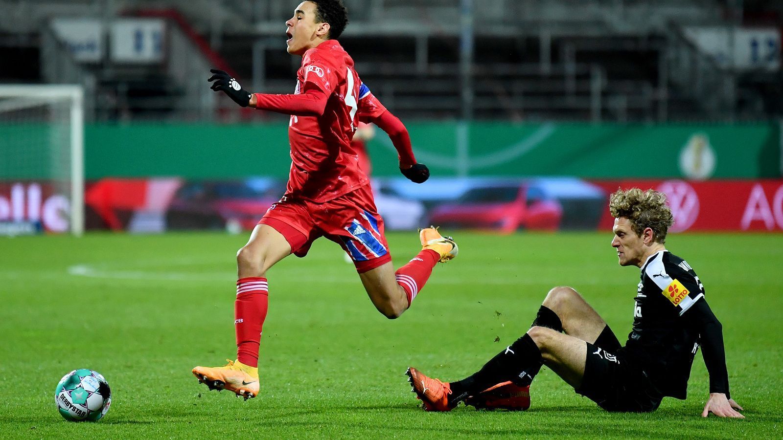 
                <strong>Johannes van den Bergh</strong><br>
                Der Linksverteidiger mit Bundesligaerfahrung spielt ebenfalls eine ganz starke Partie, hinten wie vorne. Seine perfekt getimte Flanke führt zur Verlängerung. ran-Note: 1
              