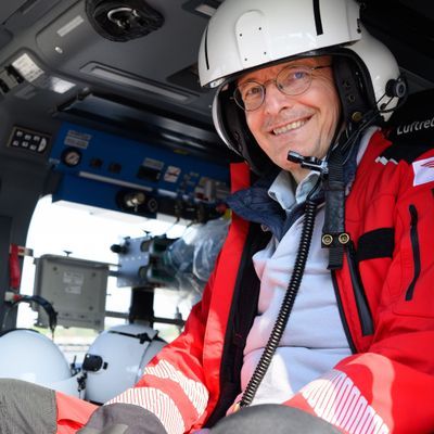 19. September 2024, Berlin: Bundesgesundheitsminister Karl Lauterbach in einem Rettungshubschrauber