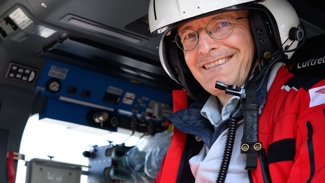 19. September 2024, Berlin: Bundesgesundheitsminister Karl Lauterbach in einem Rettungshubschrauber