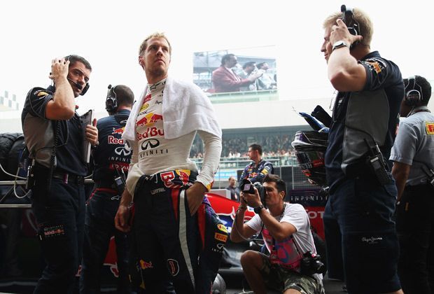 
                <strong>Die letzten Vorbereitungen</strong><br>
                Sebastian Vettel wirkt kurz vor dem Start voll konzentriert - mit seinem Team geht er die letzten Details für das Rennen durch
              