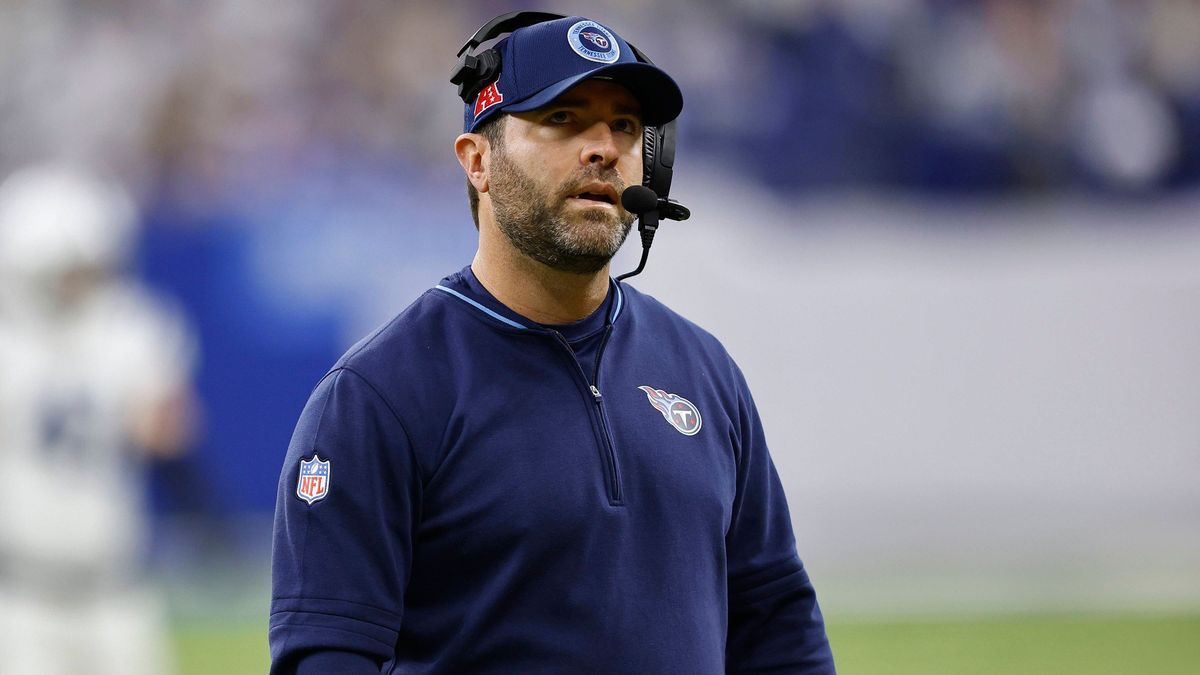 INDIANAPOLIS, IN - DECEMBER 22: Tennessee Titans head coach Brian Callahan during a NFL, American Football Herren, USA game between the Tennessee Titans and the Indianapolis Colts on December 22, 2...