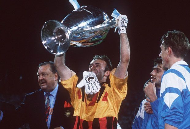 
                <strong>Fabien Barthez</strong><br>
                Gewann 1993 an der Seite von Rudi Völler mit Olympique Marseille die Champions League und wurde 2000 zum Welttorhüter des Jahres gewählt. 
              