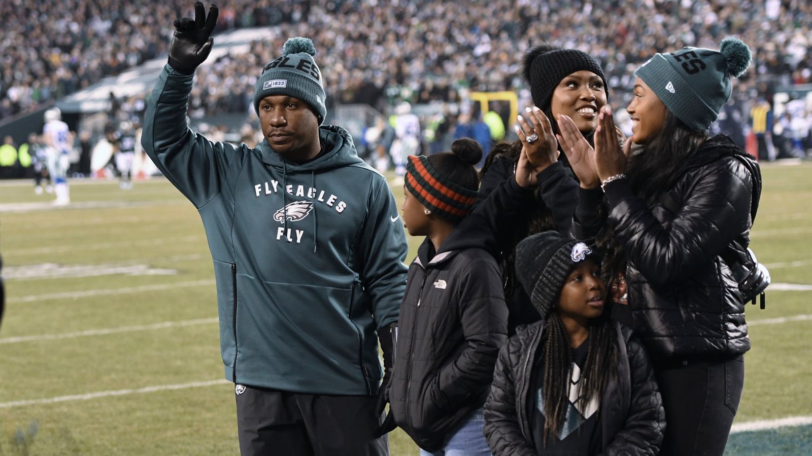 
                <strong>Darren Sproles (Philadelphia Eagles)</strong><br>
                Kurz vor Weihnachten 2019 verkündete Running Back Darren Sproles seinen Rücktritt. Nach drei von Verletzungen geprägten Saisons zog der 36-Jährige, der sowohl mit Läufen, als auch als Passempfänger und Special Teamer für Spektakel sorgte, Konsequenzen. In der ewigen Rangliste nach All-Purpose Yards belegt Sproles Rang 5. Mit den Eagles gewann er einmal den Super Bowl. Zuvor stand Sproles bei den San Diego Chargers und den New Orleans Saints unter Vertrag.
              