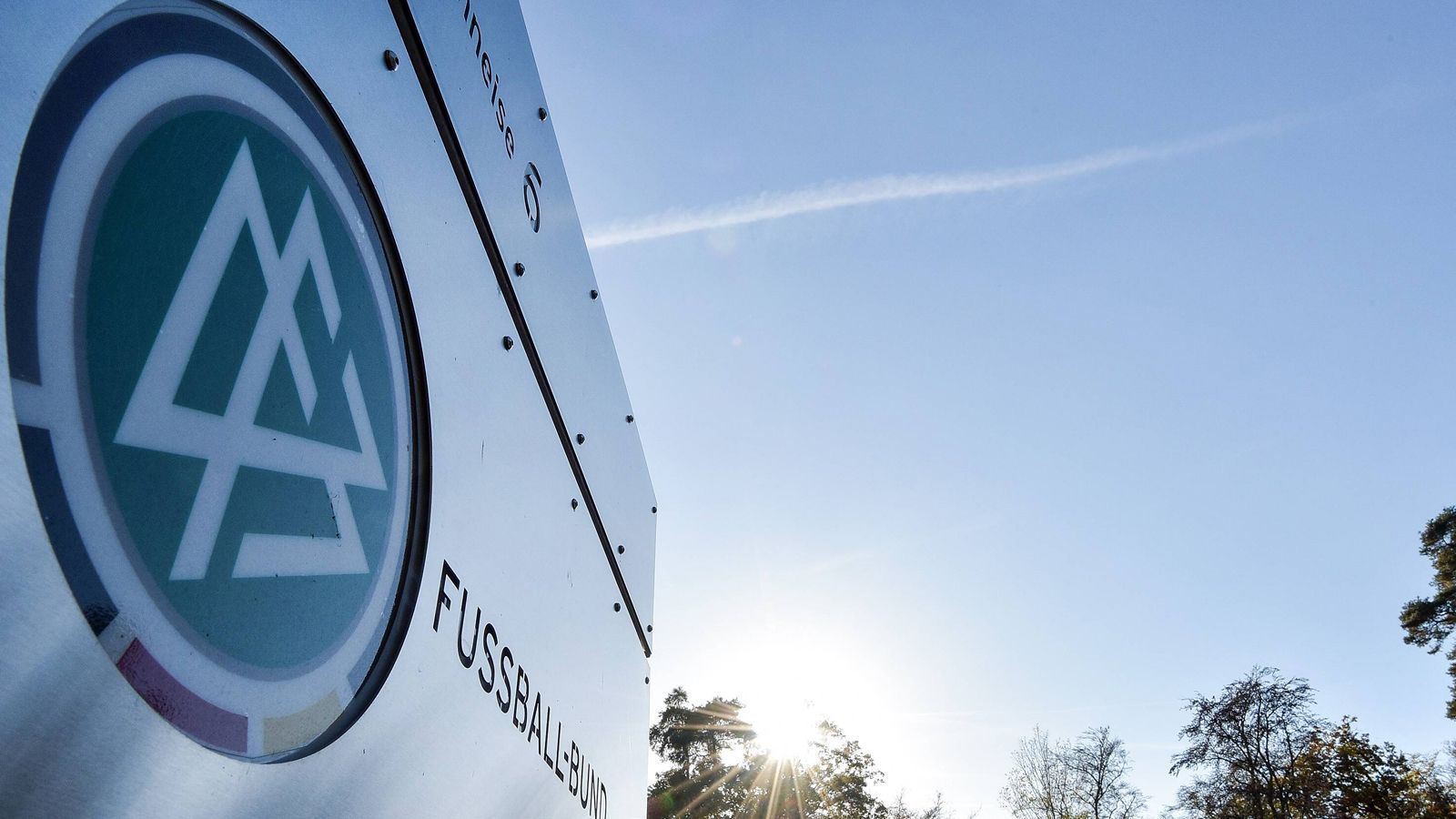 
                <strong>Wie regiert der DFB?</strong><br>
                Mit einer klaren Ansage. Er fordert die betroffenen Vereine auf, Druck zu machen: "Die Vereine, an deren Standorten per Verfügungslage noch kein Profispielbetrieb erlaubt ist, sind nun noch einmal dazu aufgefordert, in aktive Klärung mit den zuständigen Behörden zu treten", teilte der DFB mit. Die Suche nach einem möglichen Ausweich-Stadion obliege den Vereinen, sagte der DFB.
              