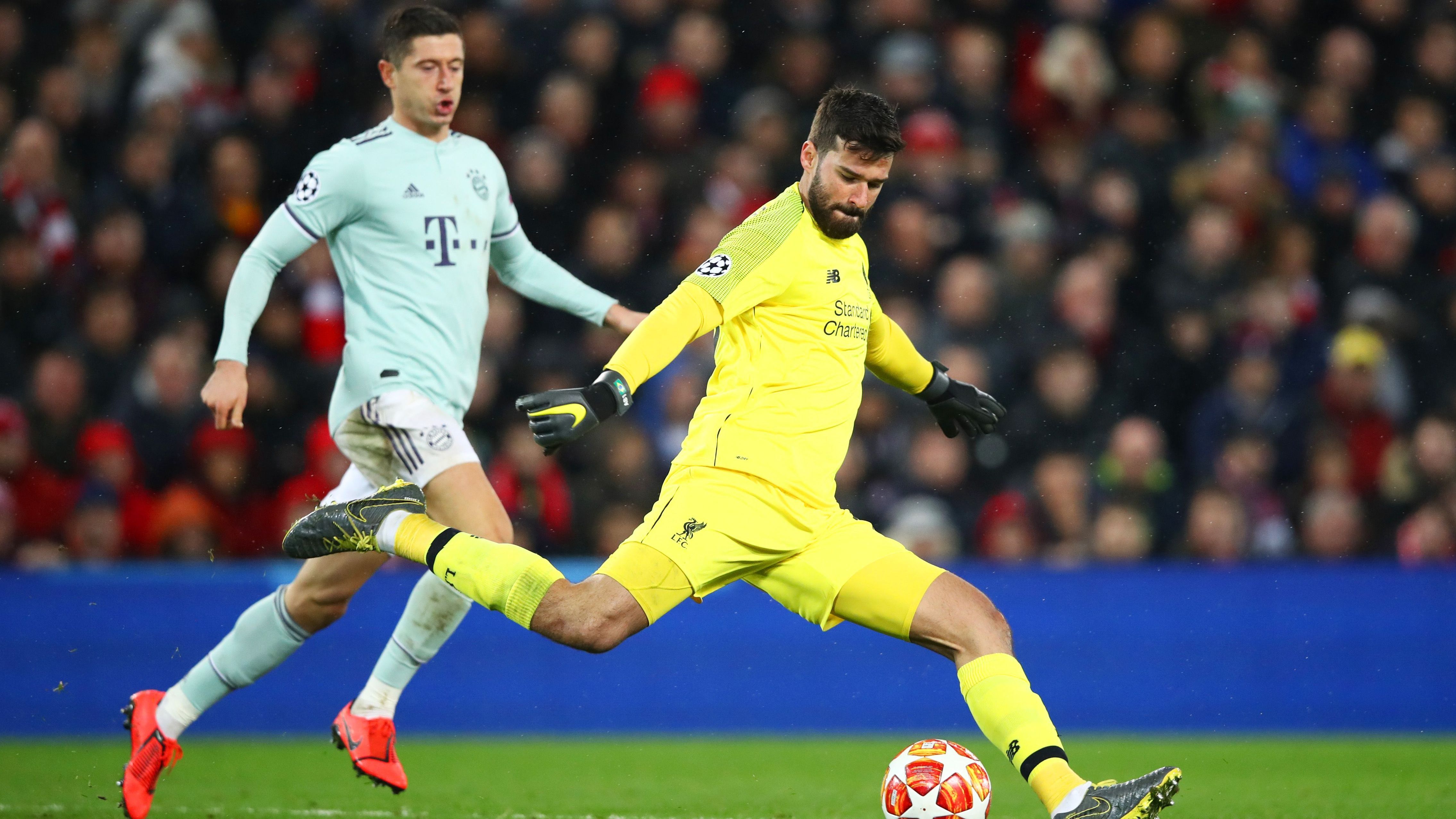 <strong>Alisson (FC Liverpool)</strong><br>Eigentlich wollte der FC Bayern den Georgier Giorgi Mamardashvili als Ersatz für Manuel Neuer verpflichten. Der FC Liverpool schlug beim EM-Shootingstar allerdings früher zu. Wie die "Sun" jetzt erfahren haben will, hat der Rekordmeister nun Interesse am aktuellen Liverpool-Torhüter Alisson. Der 32-Jährige wäre wohl relativ kostengünstig zu haben, da Mamardashvili als Nummer eins eingeplant ist.