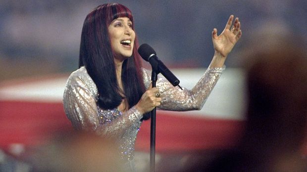 
                <strong>Cher</strong><br>
                1999: Cher beim Super Bowl zwischen den Denver Broncos und den Atlanta Falcons.
              