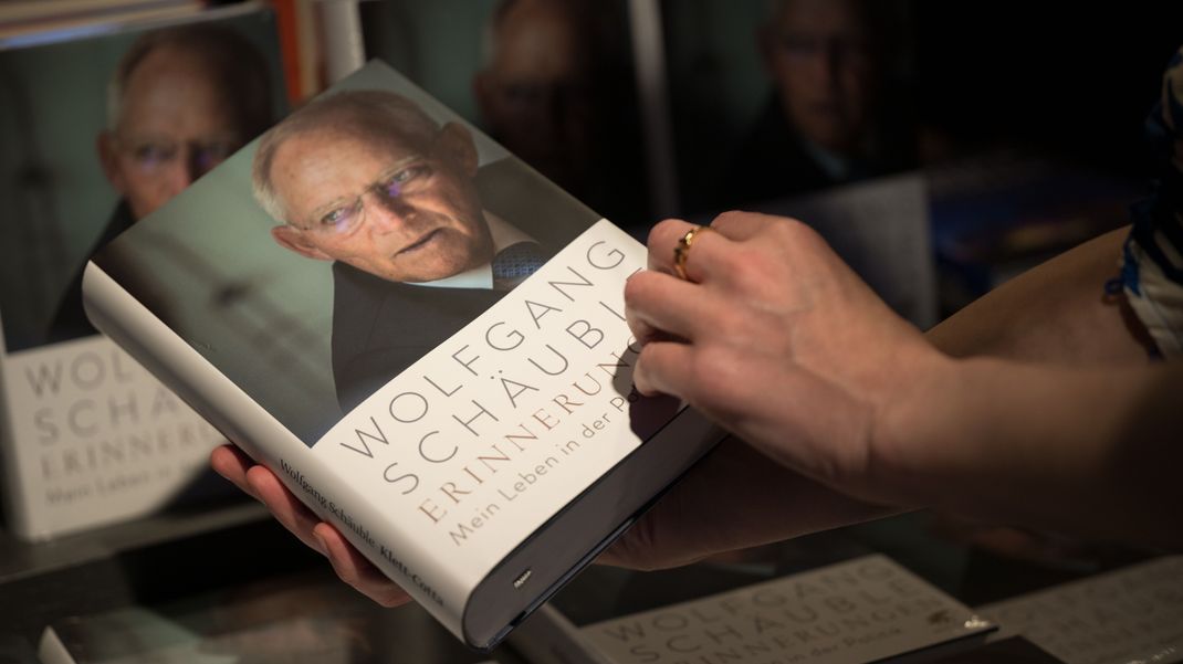Das Buch "Erinnerungen" des verstorbenen Politikers Wolfgang Schäuble enthält Hintergrundinfos zu früheren Regierungsvorgängen.