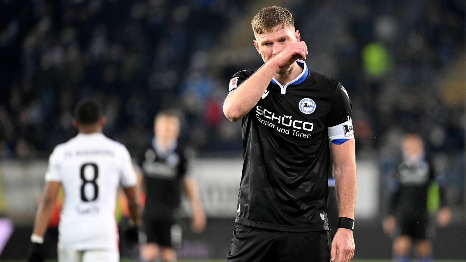 
                <strong>Platz 10 (geteilt): Fabian Klos (Arminia Bielefeld)</strong><br>
                &#x2022; Im Verein seit: 01.07.2011 (zehn Jahre, neun Monate und 18 Tagen)<br>&#x2022; Vertrag bis zum: 30.06.2022<br>&#x2022; Pflichtspiele für den Verein: 389<br>
              