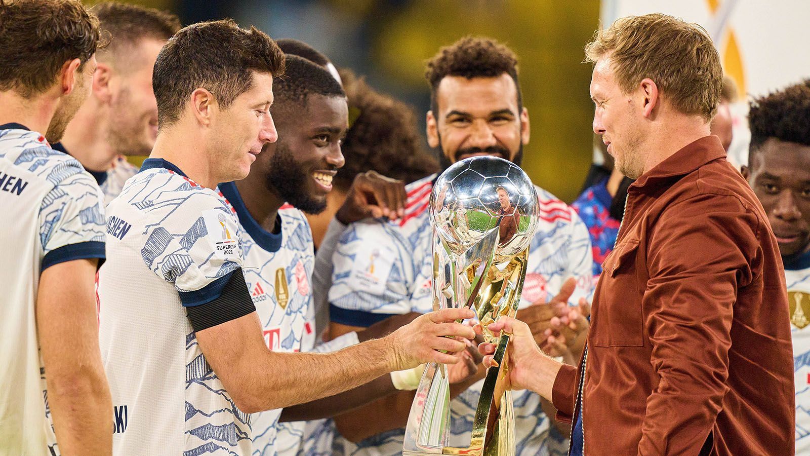 
                <strong>17. August: Erster Titel für Nagelsmann</strong><br>
                Natürlich zählen bei den Bayern vor allem Titel, einen ersten davon fährt Nagelsmann mit dem Supercup ein. In Dortmund wird der BVB mit 3:1 geschlagen. 
              