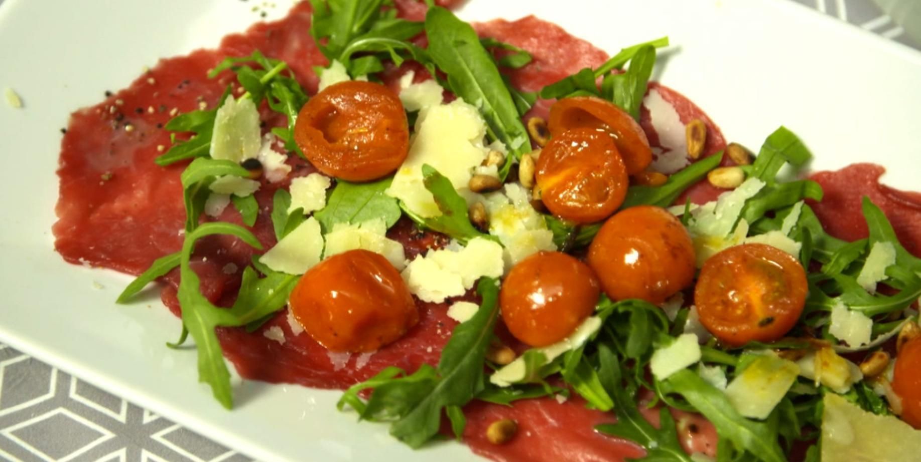 Rinder-Carpaccio mit leichtem Tomaten-Rucola-Topping