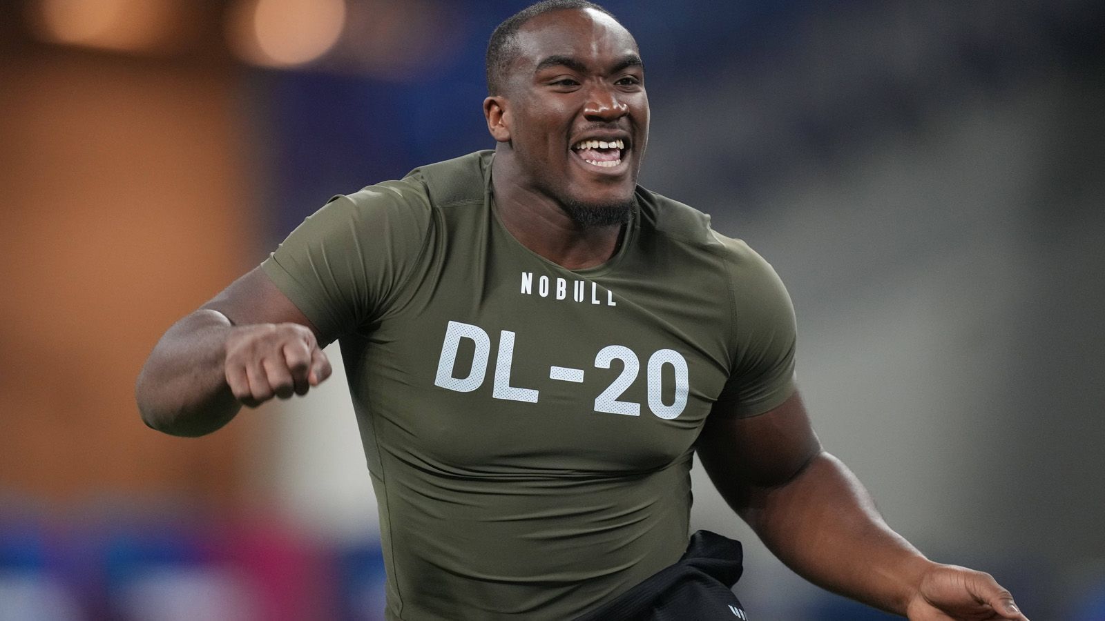 
                <strong>Gewinner: Adetomiwa Adebawore, Defensive Lineman, (Northwestern)</strong><br>
                Er hat gezeigt, wie man seinen Draft-Wert stark nach oben korrigiert. Nach einer starken Senior-Bowl-Woche lieferte er beim Combine überraschend starke Zahlen ab, wie zum Beispiel mit für einen 127,9 Kilogramm schweren Lineman unfassbar schnellen 4,49 Sekunden im 40-Yard-Dash. Zum Vergleich: Auch mit dem Vertical und dem Broad Jump übertraf er die Zahlen, die 2022 vom späteren Nummer-1-Pick Travon Walker erzielt wurden, und der war gute vier Kilo leichter. Pick 1 wird es für Adebawore dann zwar nicht werden, doch er hat sich für die erste Runde erfolgreich in Stellung gebracht.
              