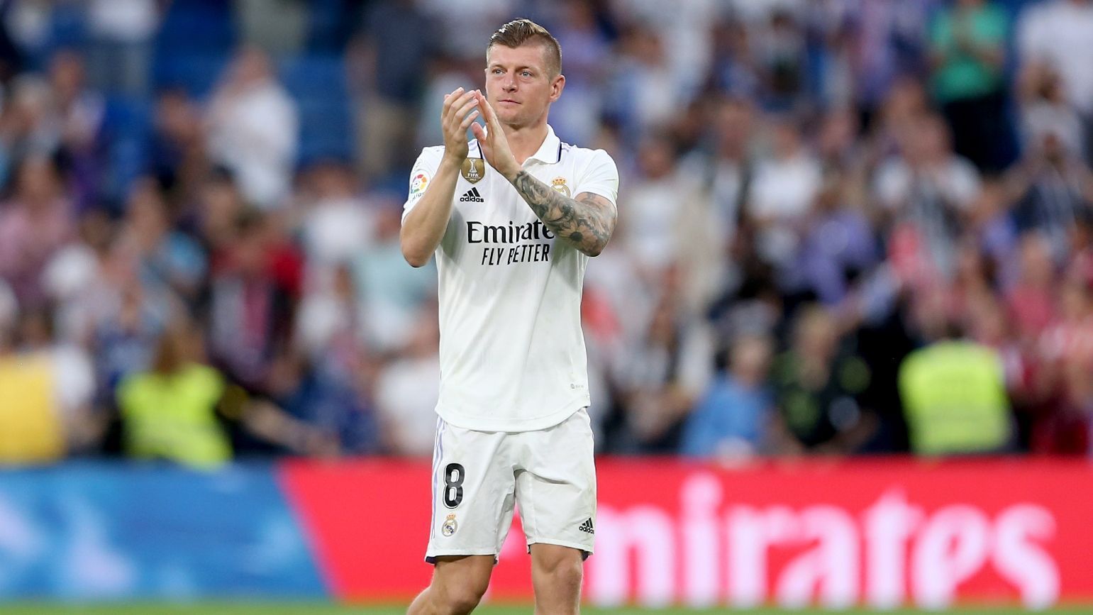 
                <strong>Platz 5 - Toni Kroos (Real Madrid)</strong><br>
                &#x2022; <strong>Bisheriger Verein: </strong>Real Madrid<br>&#x2022; <strong>Größte Erfolge: </strong>Weltmeister 2014, Champions-League-Sieger 2013, 2016, 2017, 2018, 2022, 3x deutscher Meister, 3x spanischer Meister<br>&#x2022; <strong>Marktwert: </strong>15 Millionen Euro<br>&#x2022; <strong>Alter: </strong><br>&#x2022; <strong>Tendenz: </strong>bleibt<br>&#x2022; <strong><strong>Mögliche Ziele:</strong> </strong>-<br>
              