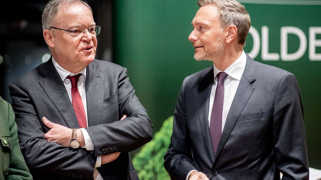 Niedersachsens Ministerpräsident Stephan Weil hat Bundesfinanzminister Christian Lindner für dessen parallel zu einem Industriegipfel im Kanzleramt veranstaltetes Treffen mit Wirtschaftsverbänden gerügt.