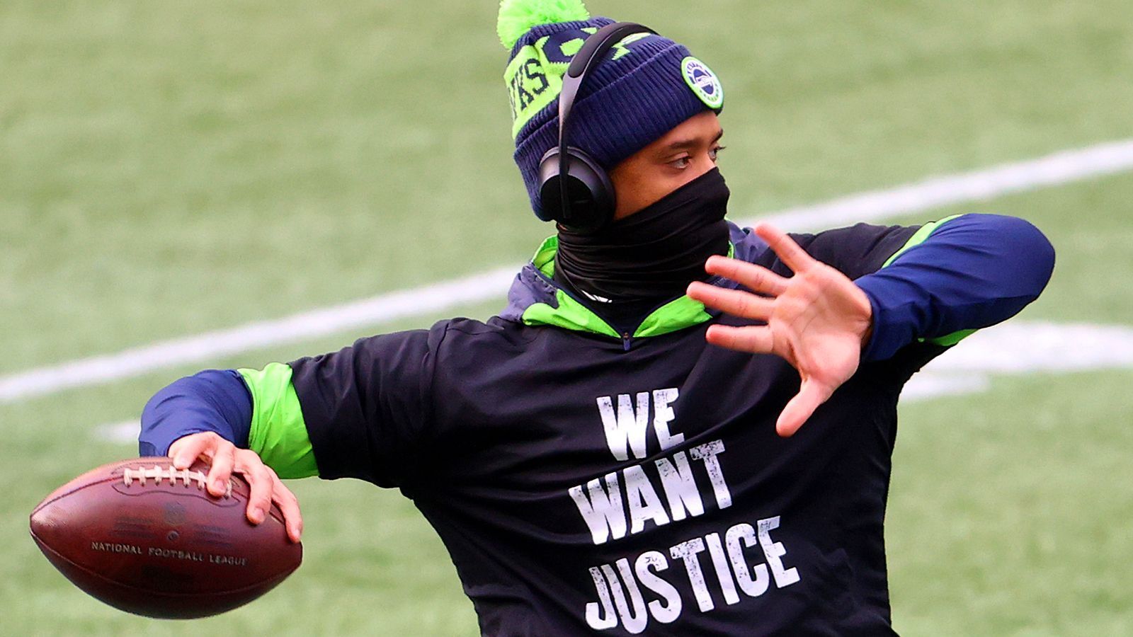 
                <strong>Walter Payton NFL Man of the Year: Russell Wilson (Seattle Seahawks)</strong><br>
                
              