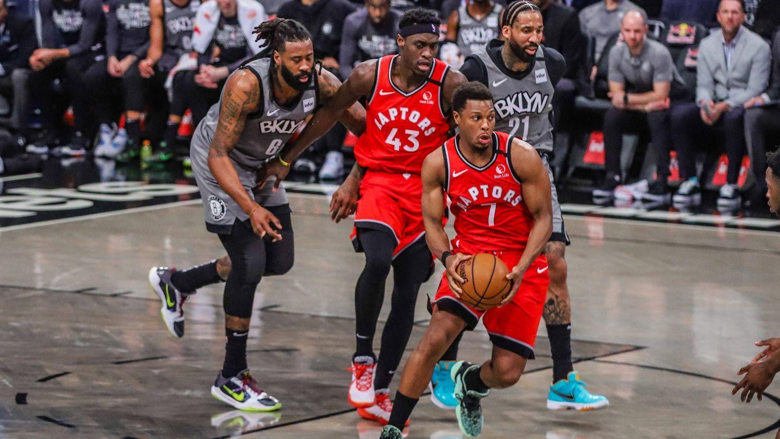 
                <strong>Osten: Toronto Raptors (2) vs. Brooklyn Nets (7)</strong><br>
                Der Titelverteidiger aus Toronto präsentiert sich seit dem Restart in einer herausragenden Form und konnte sieben von acht Spielen gewinnen. Auch die Nets haben die Pause gut verkraftet und entschieden seitdem fünf Spiele für sich. Die Raptors verwandelten in der regulären Saison 995 Dreier – Platz 4 der NBA. Brooklyn ist vor allem bei den Rebounds stark, sichert sich pro Spiel im Schnitt 47,9 Bälle und belegt somit Platz 2 in der NBA. Die Nets müssen weiterhin auf ihre verletzten Superstars Kevin Durant und Kyrie Irving verzichten, Toronto ist unter Head Coach Nick Nurse auch ohne Kawhi Leonard dank einem überragendem Mannschaftsgefüge und starkem Coaching ein echter Titelkandidat. ran.de-Tipp: Die Raptors gewinnen 4:1    
              