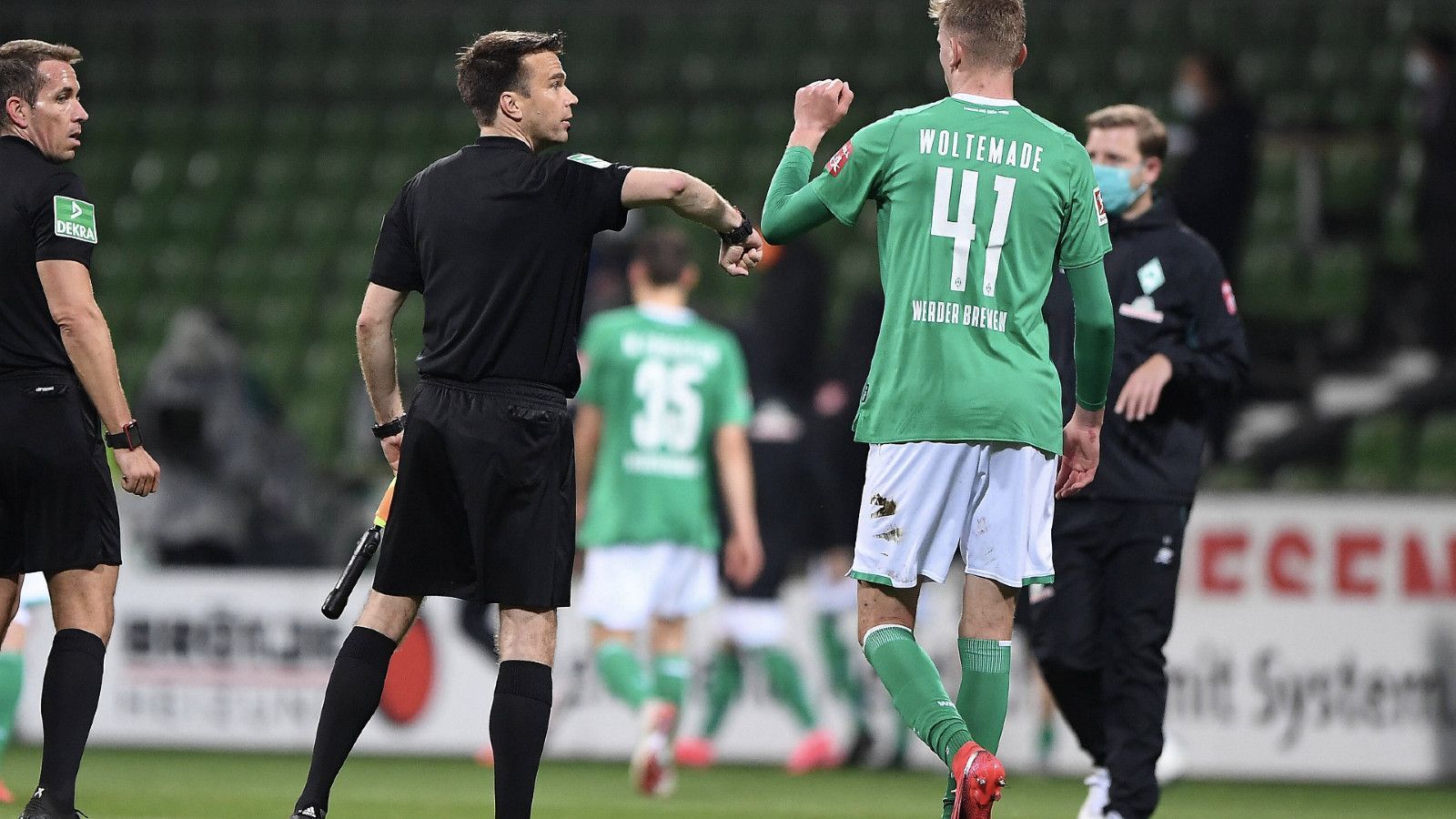 
                <strong>Nick Woltemade (18 Jahre)</strong><br>
                Unheimlich abgezockt für sein Alter, bereits in der vergangenen Saison, wenn er von Florian Kohfeldt reingeworfen wurde - fünf Einsätze in der Bundesliga stehen für den gebürtigen Bremer schon zu Buche. Leuchtturm Woltemade ist zwei Meter groß, kann im Sturmzentrum den Ball halten und verteilen - was dem Werder-Spiel zuletzt völlig abgegangen ist.
              