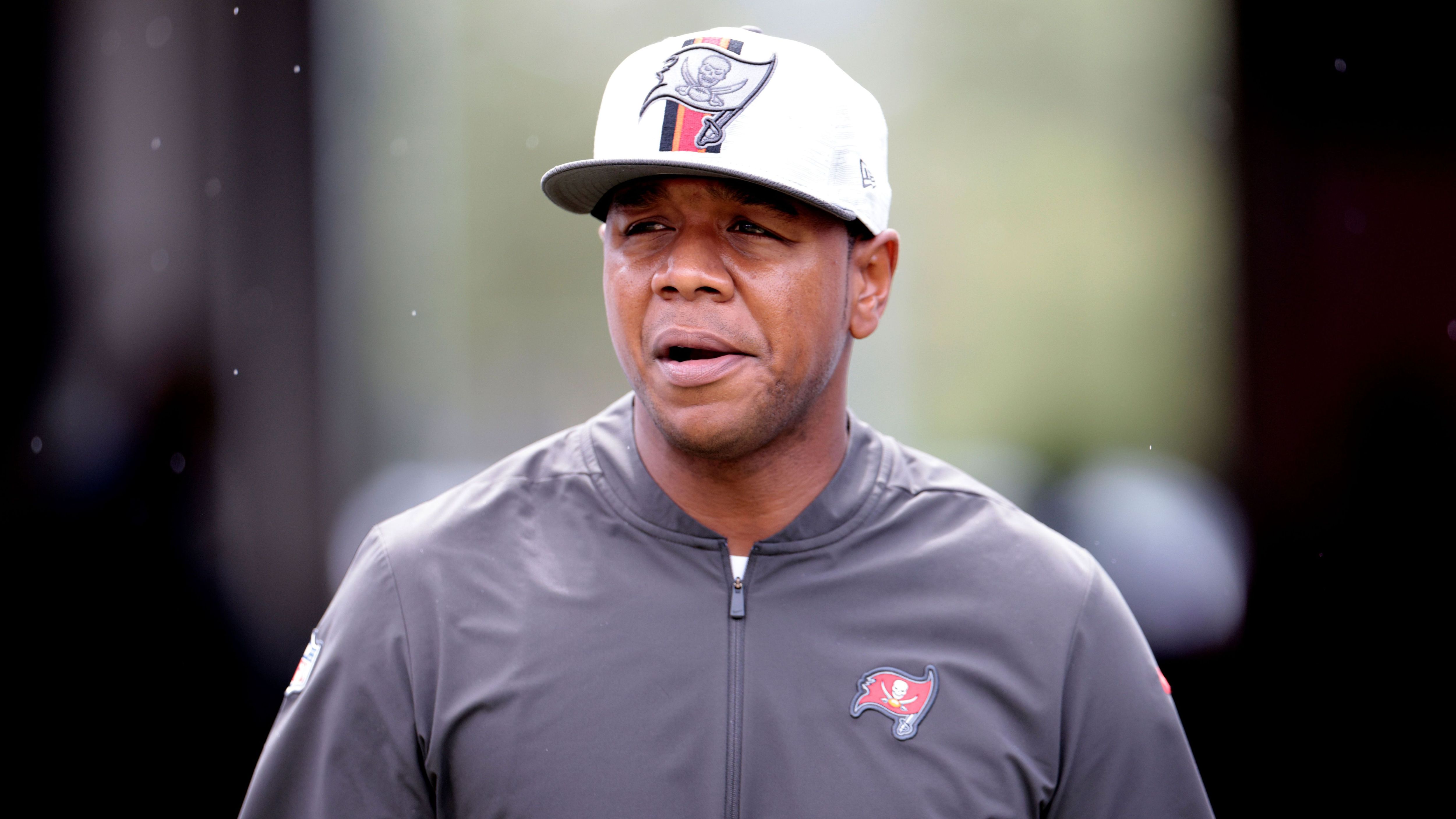 
                <strong>Byron Leftwich (Offensive Coordinator - Tampa Bay Buccaneers)</strong><br>
                Klar, Byron Leftwich hat in Tom Brady den größten Quarterback aller Zeiten an seiner Seite. Dennoch sollte die Arbeit des Offensive Coordiantors der Buccaneers nicht unterschätzt werden. Der 41-Jährige, einst Erstrunden-Pick und Starting-QB bei den Jaguars, genießt ein hohes Ansehen in Florida und führte die Offense zum Super-Bowl-Titel 2021. Raiders-Owner Mark Davis gilt als Riesenfan von Brady - gut möglich, dass er gerne einen Trainer hätte, der mit dem GOAT zusammengearbeitet hat. 
              