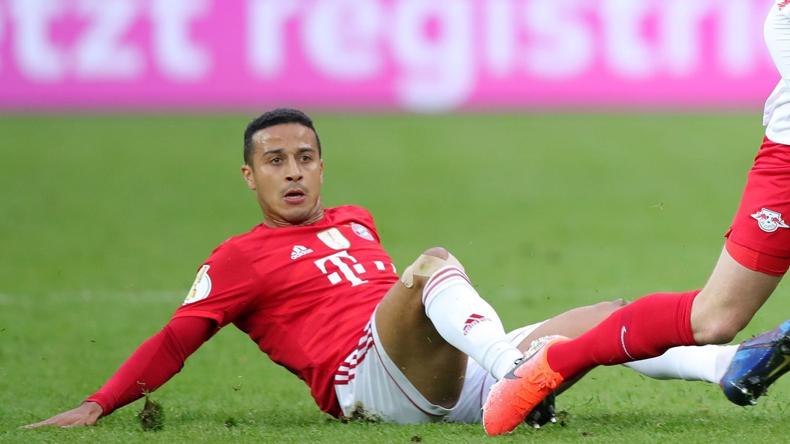 
                <strong>Thiago Alcantara (FC Bayern München) </strong><br>
                Wie immer mit vielen Ballkontakten, aber im Spiel nach vorne ohn die großen zündenden Ideen, bis zur Bayern-Führung eher blass. Danach etwas besser. Köpft in der 62. Minute einen Abpraller aus wenigen Metern daneben. Insgesamt nicht so dominant wie gewohnt. ran-Note: 3
              