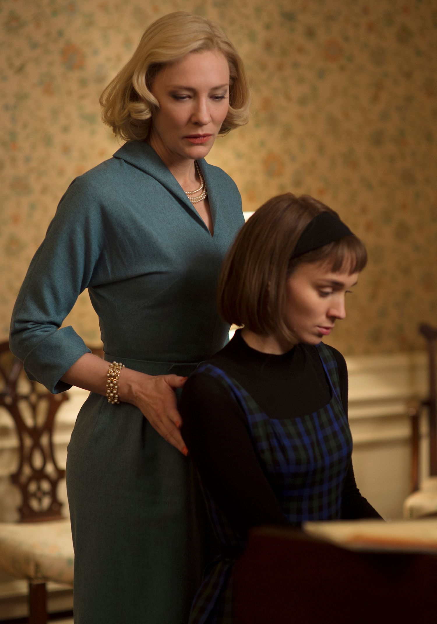 "Carol" (2015): New York 1952 - die Verkäuferin Therese (Rooney Mara, r.) und die wohlhabende Carol (Cate Blanchett, l.) lernen sich in einem Kaufhaus kennen - und verlieben sich ineinander. Doch ihre Männer wollen das Glück der beiden nicht akzeptieren. Packend, schön und herausragend gespielt - nicht umsonst war dieses Liebesdrama für zahlreiche Filmpreise nominiert.