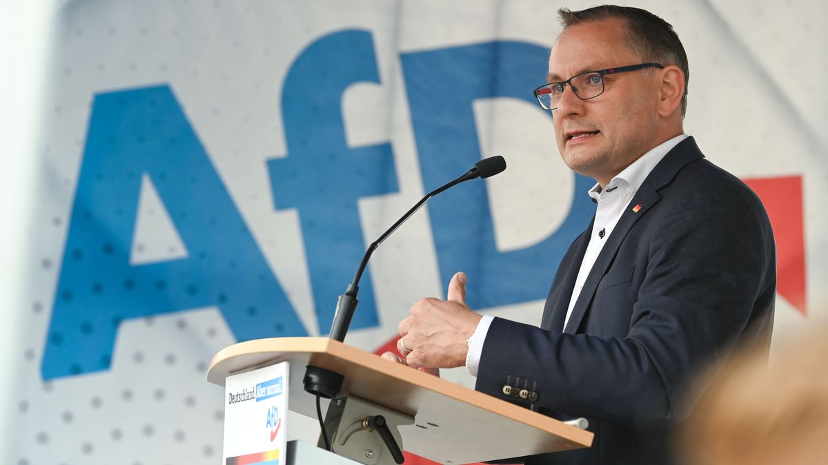 Tino Chrupalla, Bundessprecher der AfD, auf einer Kundgebung in Magdeburg