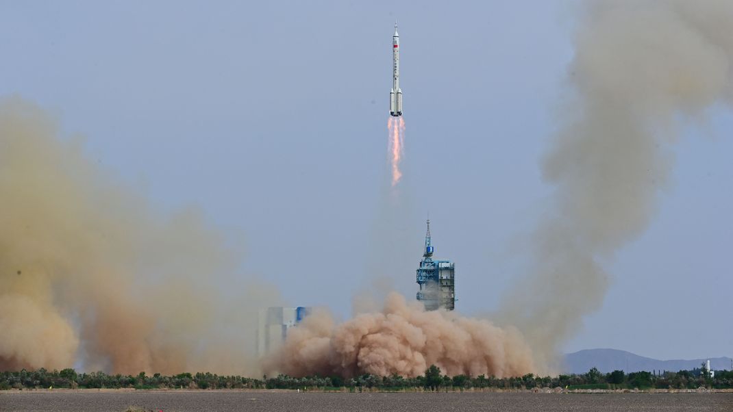 Die Trägerrakete hebt mit dem Raumschiff Shenzhou-16 und drei Astronauten an Bord ab in Richtung der chinesischen Raumstation "Tiangong".