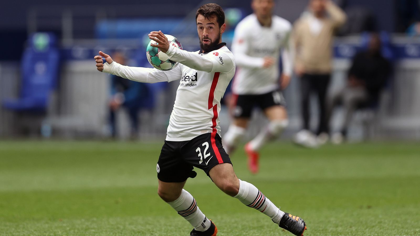 
                <strong>Mittelfeld: Amin Younes (Eintracht Frankfurt)</strong><br>
                Um im Sommer 2021 einen Wechsel nach Saudi-Arabien zu erzwingen, soll Amin Younes das Training bei Eintracht Frankfurt geschwänzt haben. Dies brachte anschließend das Fass zum Überlaufen, als der Transfer doch noch scheiterte, und den früheren Nationalspieler aufs Abstellgleis. Bis auf einen Pokal-Einsatz steht daher für den 28 Jahre alten Offensivmann keine Spielminute für die Eintracht in der Saison-Statistik. Seit dem gescheiterten Wechsel ist er nämlich von seinem Verein freigestellt. Daher deutet nun alles auf eine vorzeitige Trennung im Januar hin. Laut "Bild" könnte Younes, der nur bis zum Saisonende von Neapel an die Eintracht ausgeliehen ist, wieder nach Italien zurückkehren. CFC Genua soll demnach am Confed-Cup-Sieger von 2017 interessiert sein.
              