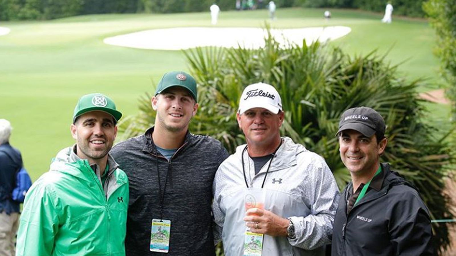 
                <strong>Goff im Golfer-Paradies</strong><br>
                Jared Goff wagte einen Sprung ins Grüne und schaute beim exklusivsten Golfturnier der Welt in Augusta National vorbei. Ob sich der Hobbygolfer bei Tiger Woods und Co. etwas abschauen konnte?
              
