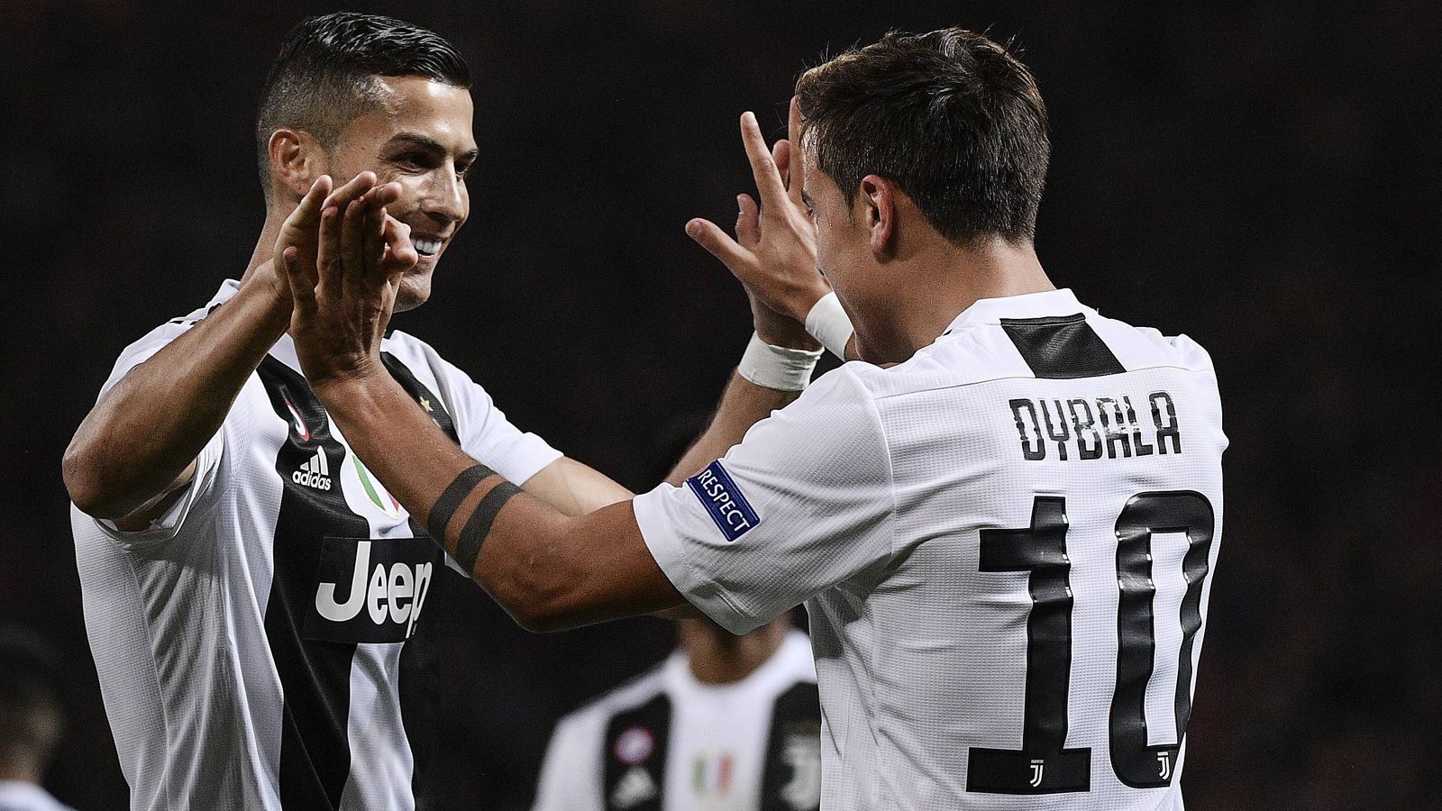 
                <strong>Serie-A-Klubs in der Champions League</strong><br>
                Ähnlich wie in Deutschland präsentiert sich auch der italienische Vereinsfußball zuletzt viel besser als die Nationalmannschaft. Juventus Turin weist eine bislang weiße Weste auf, aber auch die AS Rom, SSC Neapel und Inter Mailand wären derzeit alle für das Achtelfinale qualifiziert. Bangen muss eigentlich nur der SSC Neapel, der dem 2:2 in Paris auch noch mindestens ein Remis im eigenen Stadion folgen lassen sollte. Allein in der Champions League stehen die Italiener derzeit bei 26 Punkten.
              