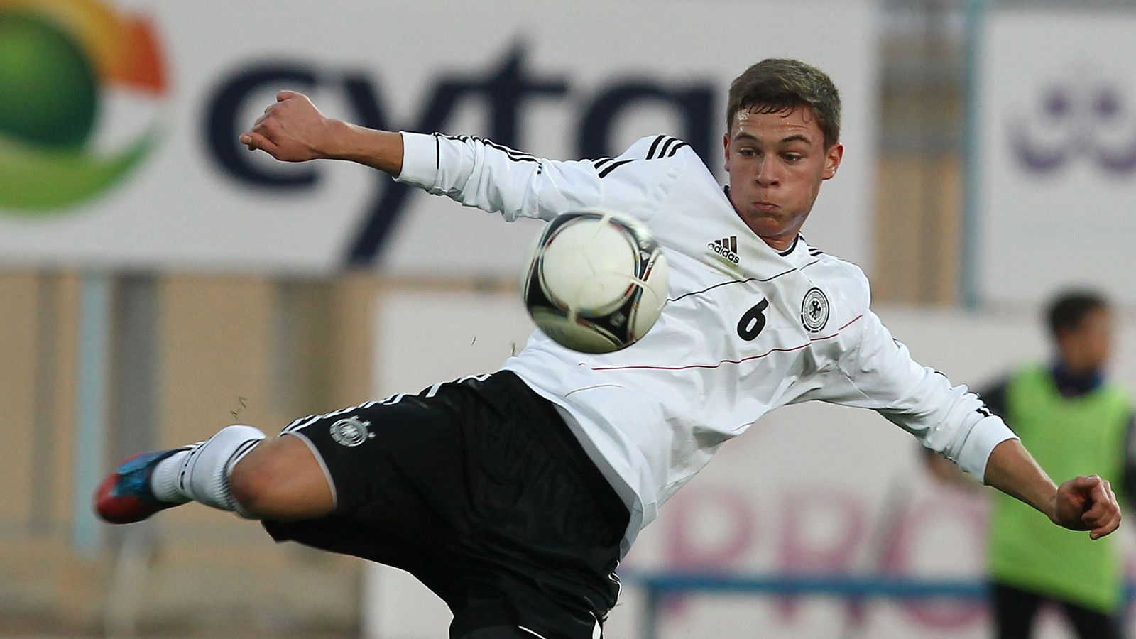 
                <strong>Joshua Kimmich</strong><br>
                U17-Debüt: 12.11.2011U17-Spiele/-Tore: 2/0A-Nationalmannschaft-Debüt: 29.05.2016 A-Nationalmannschaft-Spiele/-Tore: 39/3
              