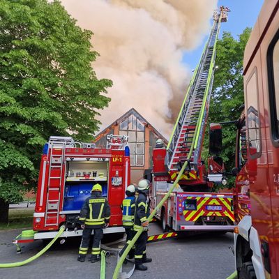 Schierensee (Kreis Rendsburg-Eckernförde): Feuer in einer ca. 30x120 Meter großen Scheune