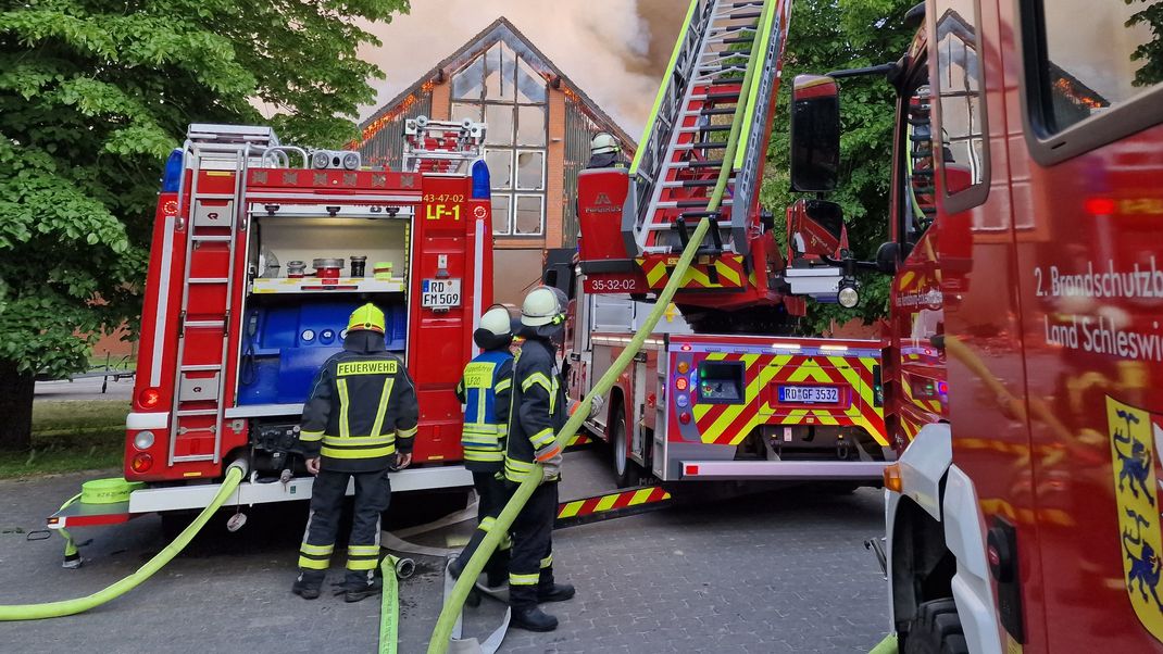 Schierensee (Kreis Rendsburg-Eckernförde): Feuer in einer ca. 30x120 Meter großen Scheune