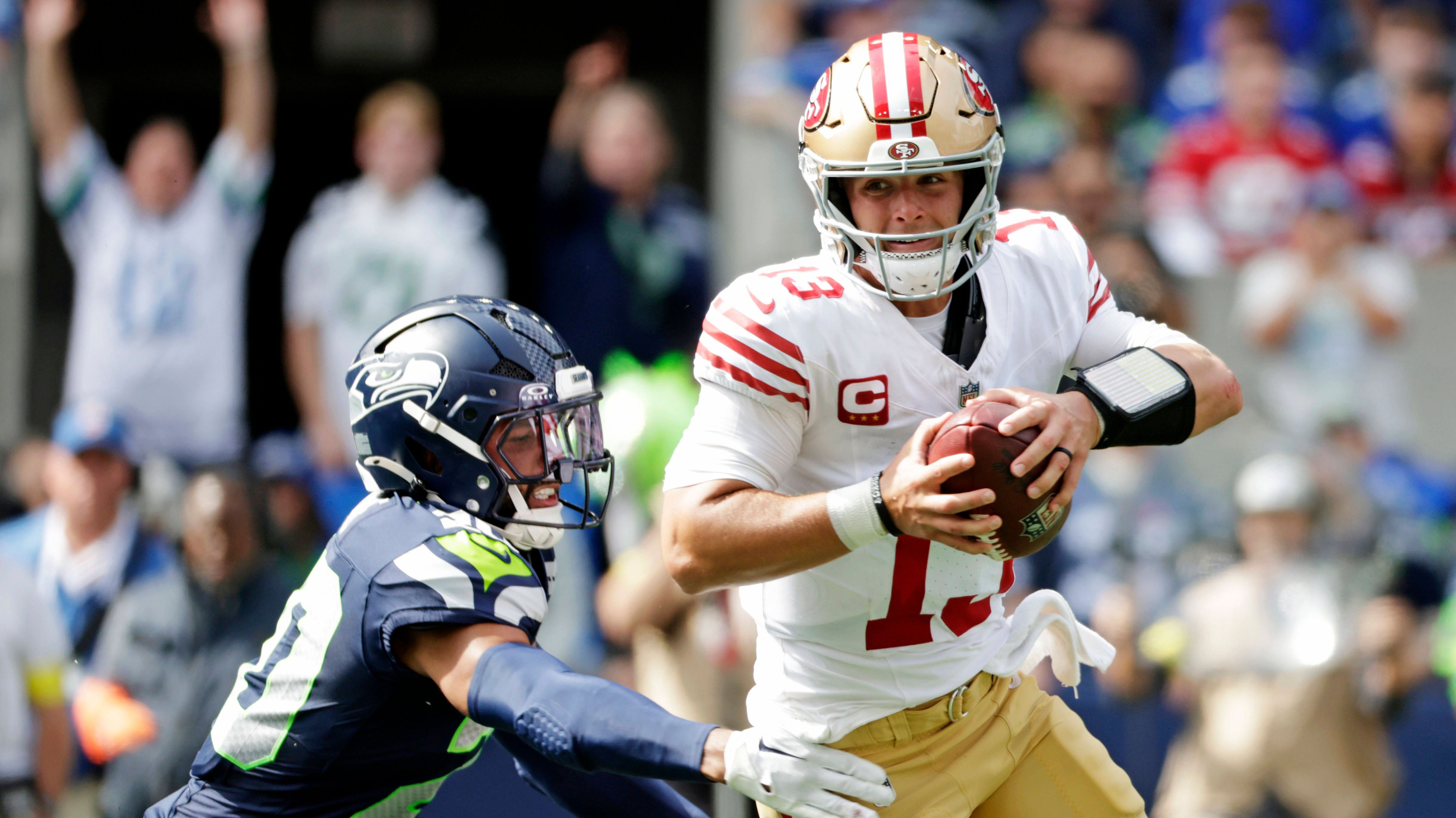 <strong>Brock Purdy (San Francisco 49ers)</strong><br>... denn auch Brock Purdy hat aus dem Spiel eine Verletzung davongetragen. Sowohl seine Schulter als auch seine Zehen sollen lädiert sein, Genaueres verriet Head Coach Kyle Shanahan nicht. Für das Spiel gegen die New Orleans Saints droht er auszufallen, als Ersatz steht Mac Jones bereit.