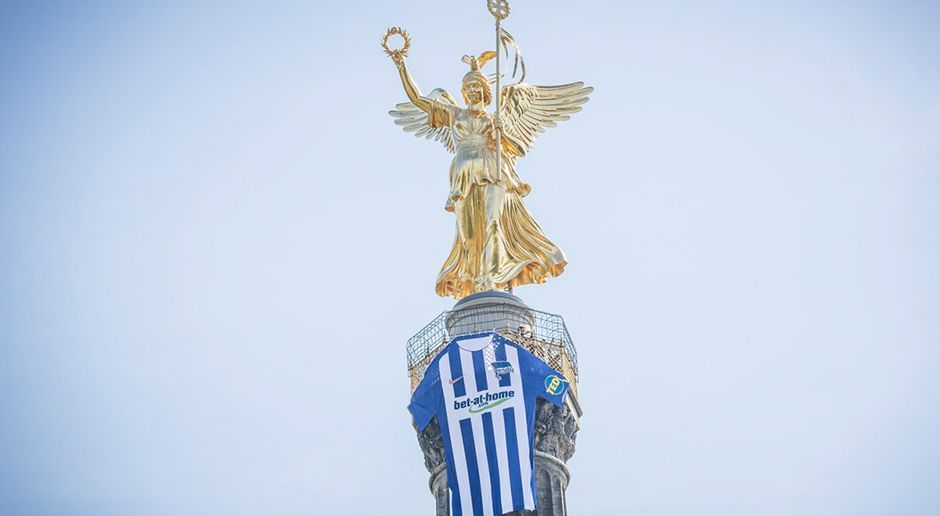 
                <strong>Hertha BSC</strong><br>
                Wo präsentiert man das neue Heimtrikot in Berlin? Natürlich an der Spitze der Siegessäule.
              