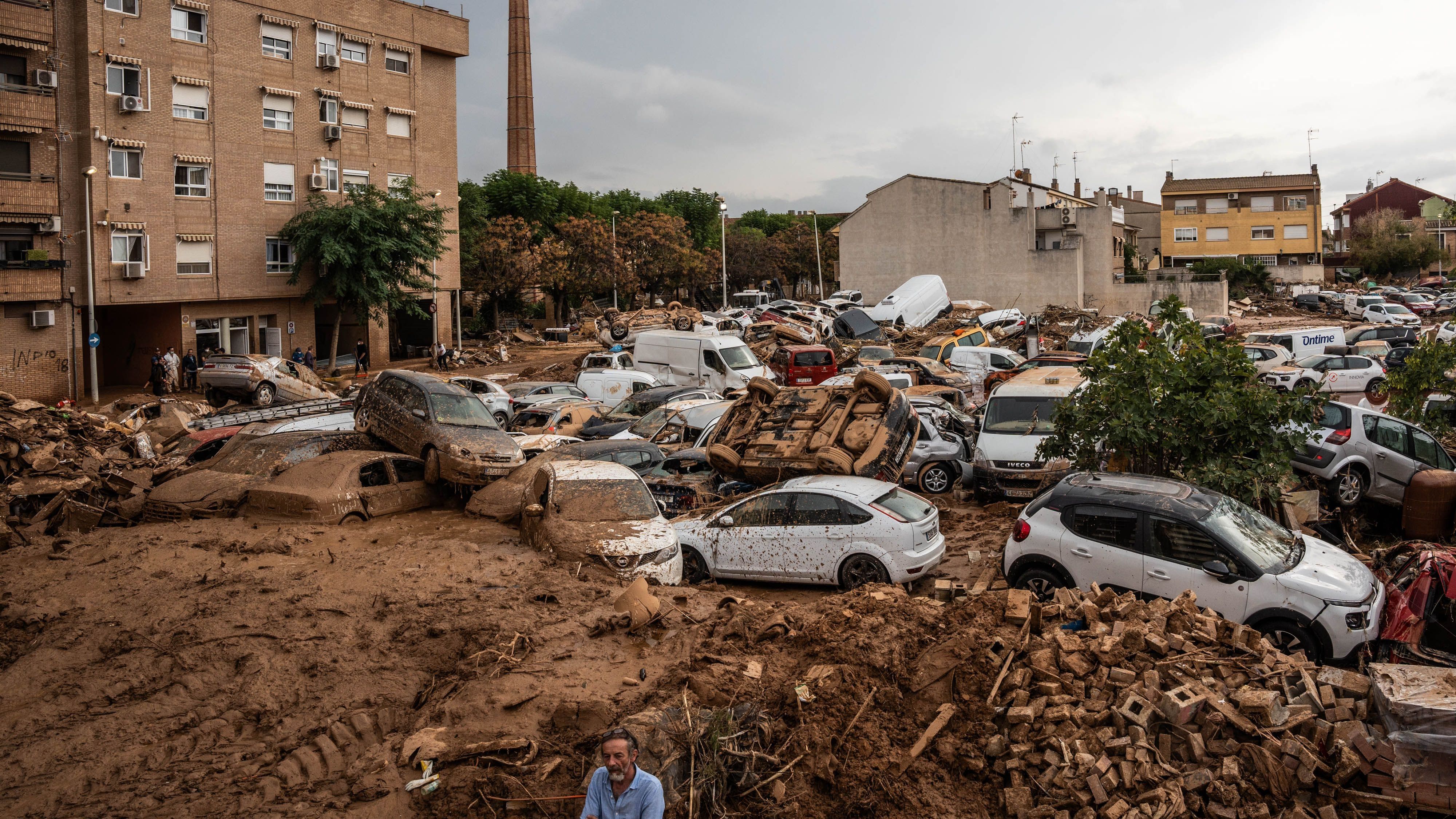 Von dem Unwetter überschwemmte Autos liegen zwischen den Trümmern in Paiporta.