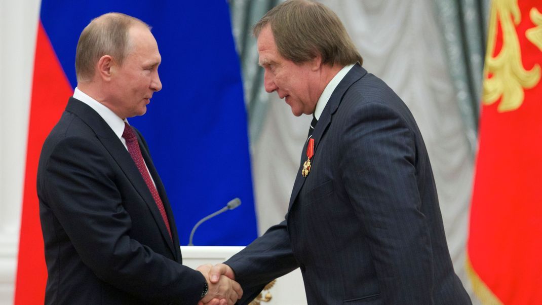 Wladimir Putin überreicht dem russischen Cellisten Sergej Roldugin 2016 eine Medaille während einer Preisverleihungszeremonie.