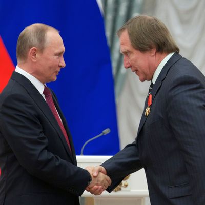 Wladimir Putin überreicht dem russischen Cellisten Sergej Roldugin 2016 eine Medaille während einer Preisverleihungszeremonie im Moskauer Kreml.