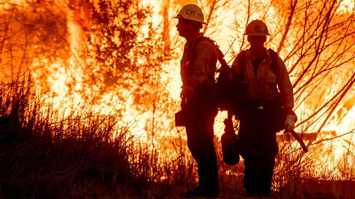 9. Januar 2025, USA, Los Angeles: Feuerwehrleute bekämpfen das Kenneth-Feuer im Stadtteil West Hills von Los Angeles. 