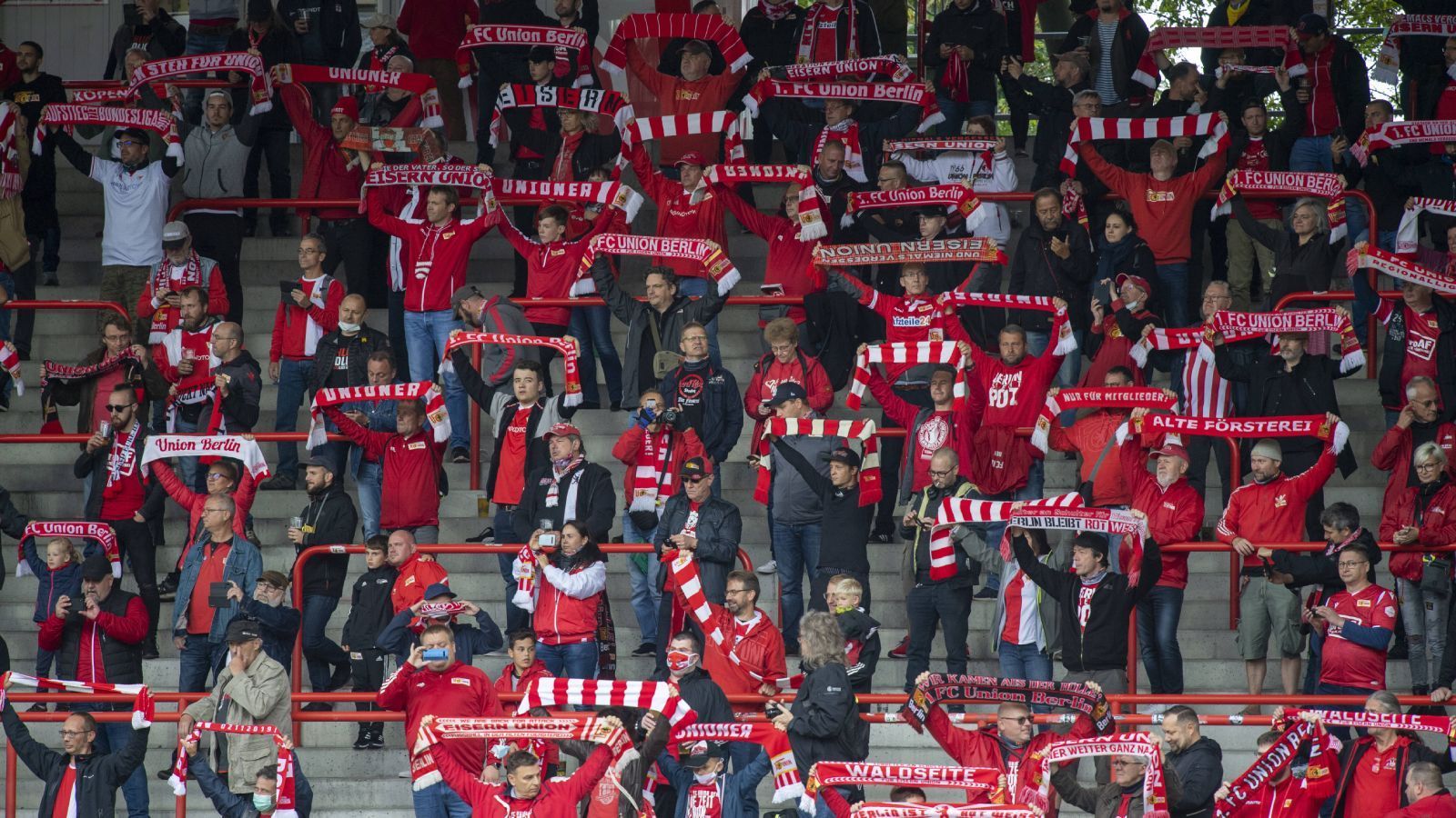 
                <strong>Union Berlin</strong><br>
                Bundesligist Union Berlin ist eine Art Vorreiter beim Thema Rückkehr der Fans. Bereits vor Monaten bewarben sich die Köpenicker um die Ausrichtung eines Pilotprojekts, sogar Vollauslastung war zeitweise ein Thema. Immerhin knapp neun Prozent der Alten Försterei darf am Wochenende befüllt werden, die aktuelle Inzidenz von 67,0 in der Bundeshauptstadt Berlin erlaubt immerhin 2.000 Union-Fans den Eintritt zum Spiel gegen RB Leipzig.
              