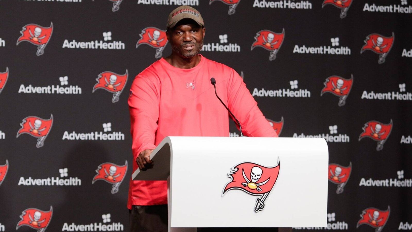 
                <strong>Todd Bowles (Tampa Bay Buccaneers)</strong><br>
                Todd Bowles ist einer der neuen Head Coaches, die bereits reichlich NFL-Erfahrung als hauptverantwortlicher Trainer haben. 2011 für die Miami Dolphins sowie 2015 bis 2018 für die New York Jets war er in der NFL unterwegs, allerdings mit überschaubarem Erfolg. Von seinen 67 Spielen gewann er nur 26, der Rest ging verloren. Allerdings machte er als Nachfolger von Bruce Arians bei den Tampa Bay Buccaneers schon 2021 auf sich aufmerksam. Der ehemalige Defensive Coordinator hat zudem den Vorteil, die Offense quasi ganz Tom Brady und Byron Leftwich überlassen zu können.
              
