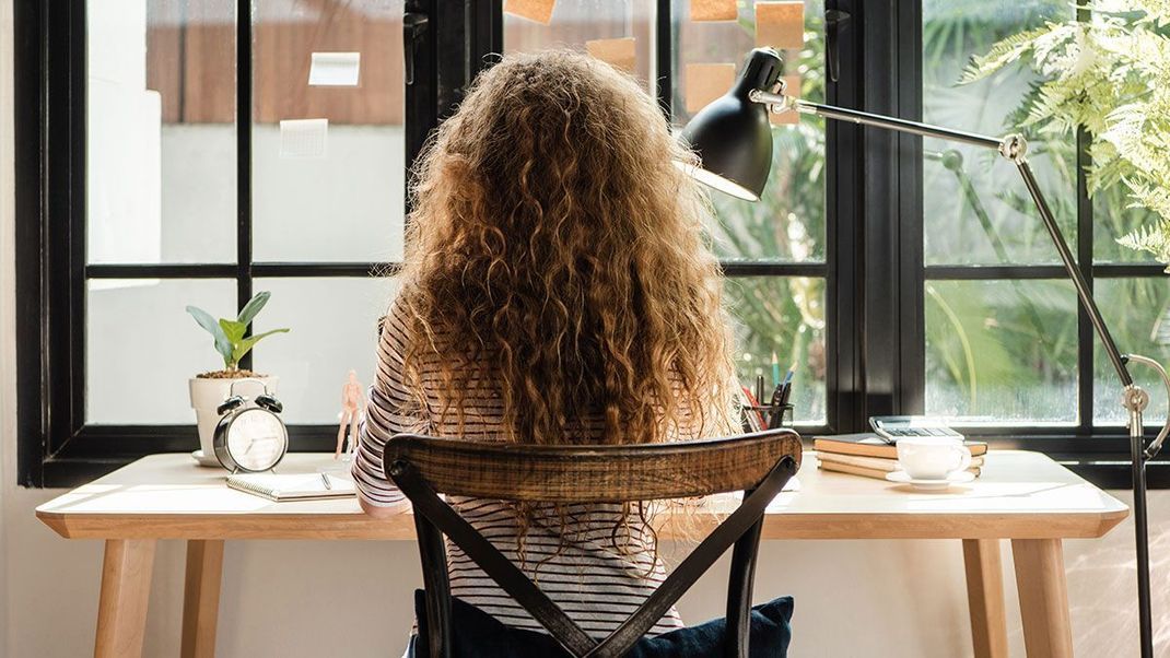 Der V-Schnitt ist ideal bei lockigen Haaren – warum diese Frisur so perfekt ist, wenn du Locken hast, erfährst du im Beauty-Artikel. 