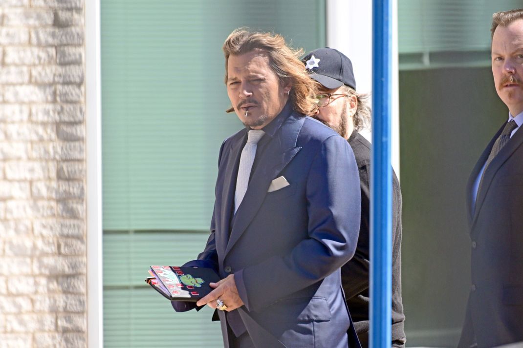 Johnny Depp mit selbstgedrehter Zigarette.