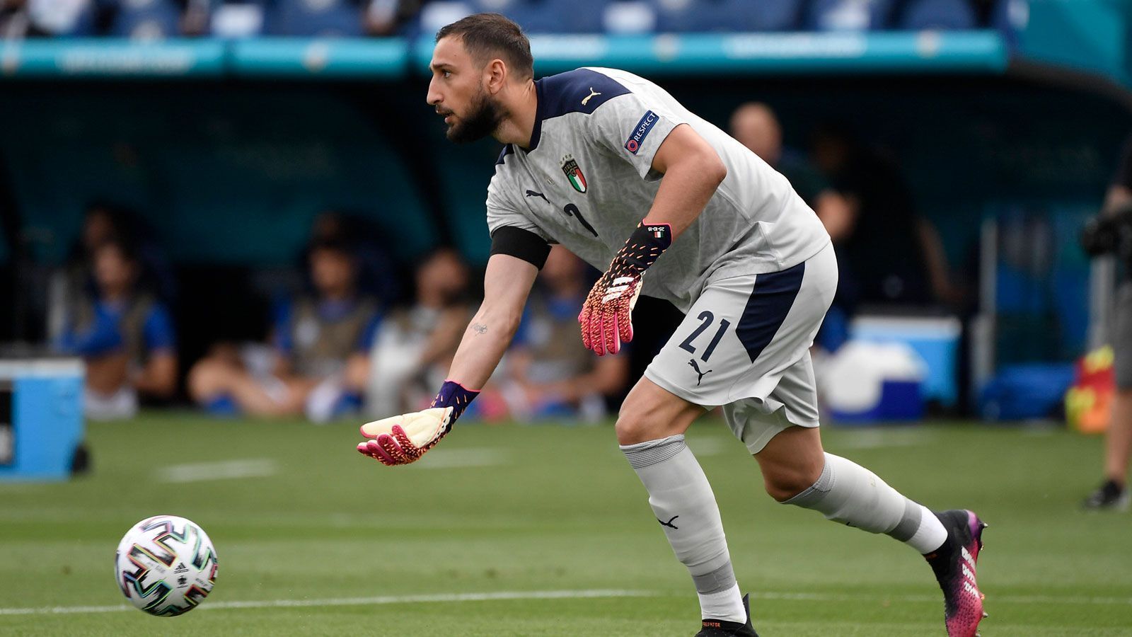 
                <strong>Gianluigi Donnarumma knackt 47 Jahre alten Rekord</strong><br>
                Fast fünf Jahrzehnte hielt die italienische Torwart-Legende Dino Zoff den Rekord für die meisten Minuten ohne Gegentor im Nationaltrikot. Dieser Bestwert ist nun Geschichte: In der 88. Minute des Achtelfinals gegen Österreich knackte Gianluigi Donnarumma, Torhüter der "Squadra Azzurra", den Rekord seines Landmanns. Dafür waren 1.143 Minuten ohne Gegentor nötig. In der 113. Spielminute war es dann soweit - Sasa Kalajdzic traf für die ÖFB-Elf zum 1:2 und bescherte Donnarumma den ersten Gegentreffer seit 1.169 Minuten.
              