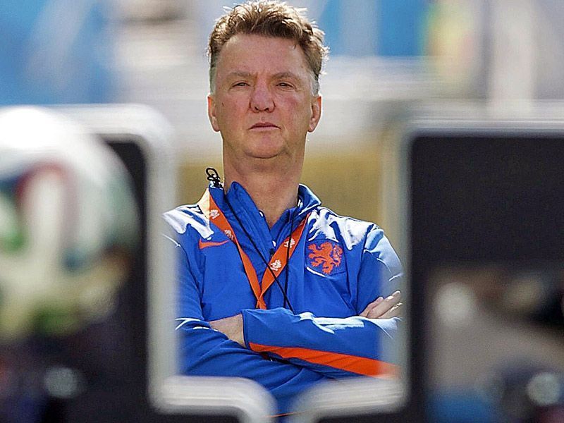 
                <strong>Van Gaal: Ein vor Energie strotzendes Alphatier</strong><br>
                Gestatten: Van Gaal, Louis van Gaal. Der 62-Jährige steht in seiner Heimat wegen der defensiven Spielweise und der Umstellung auf ein 5-3-2-System in der Kritik. Doch die Ergebnisse geben ihm Recht: "Mir geht es nur ums Gewinnen. Und ich habe in meiner Karriere genug gewonnen."
              
