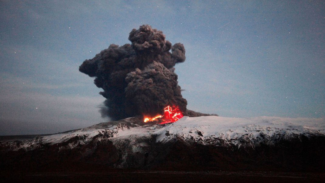 Lava fließt aus dem Vulkan Eyjafjallajokul 17. April 2010.